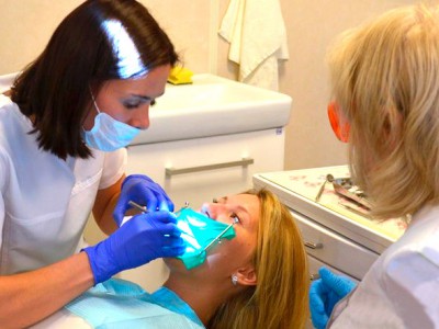 Применение коффердама позволяет изолировать зуб от ротовой жидкости, защищает мягкие ткани щек, губ и языка пациента от любых повреждений