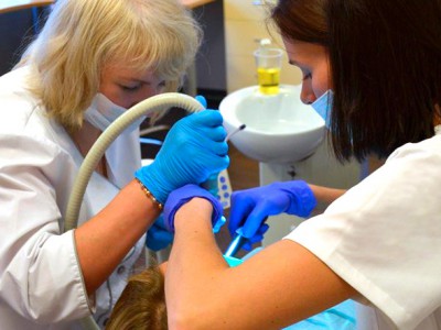 Работа стоматолога с ассистентом повышает ее эффективность и продуктивность
